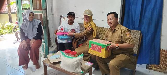Penyerahan Bantuan Bencana Tanah Ambles di Salah Satu Rumah Warga
